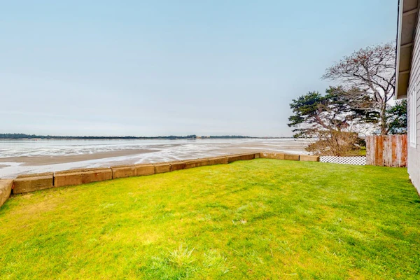 Quiet, newly built, bayfront beauty with marvelous sunset views & jetted tub