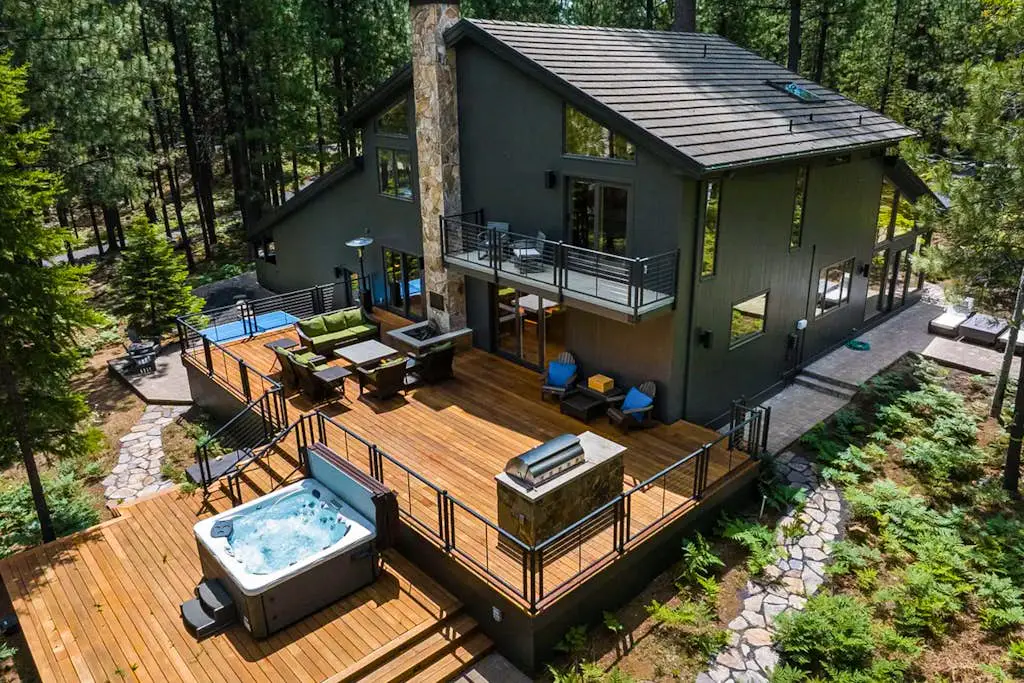 A modern mountain retreat designed for gathering, comfort and connection