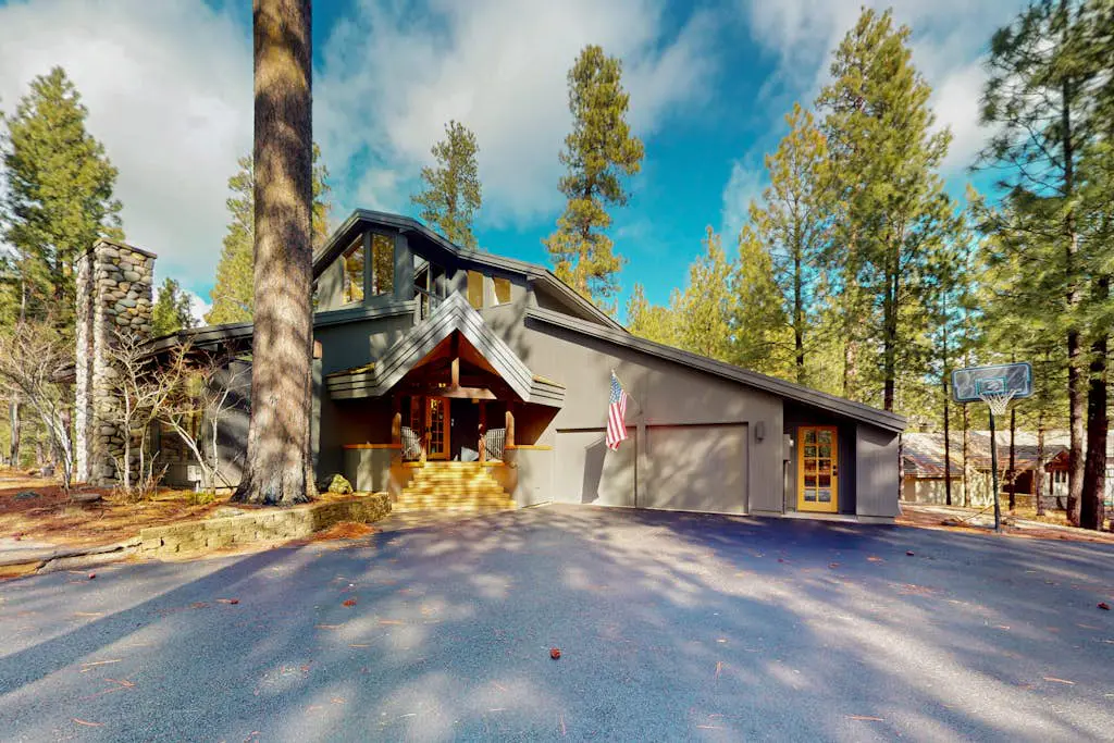 A modern mountain retreat designed for gathering, comfort and connection