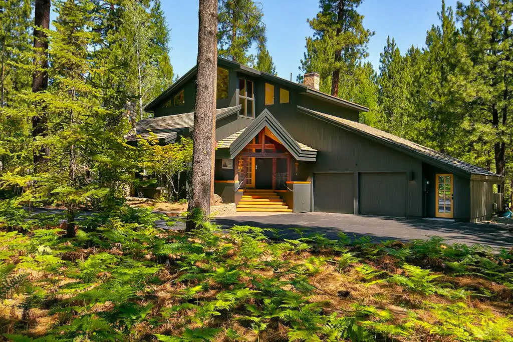 A modern mountain retreat designed for gathering, comfort and connection