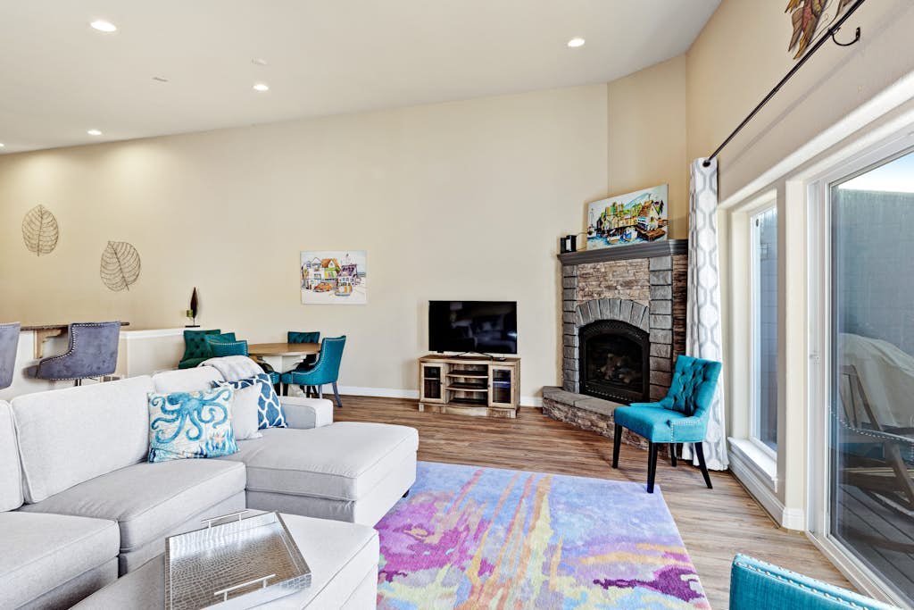 Beachy dog-friendly home, w/ ocean views, easy beach access, & private hot tub
