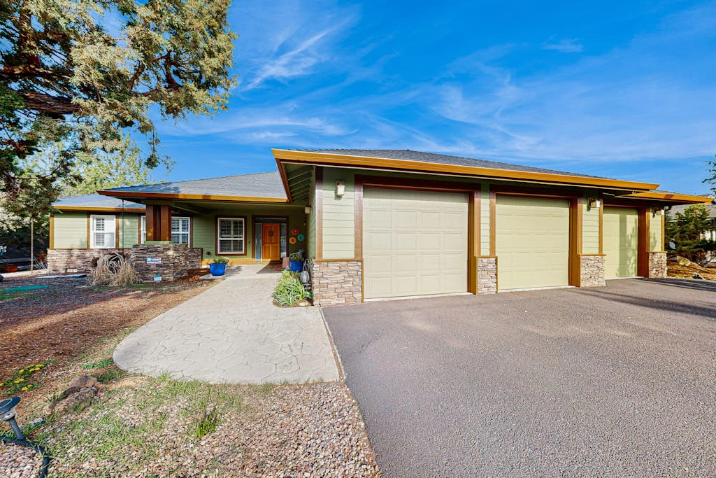 Cozy home with gas fireplace, private hot tub, & gas grill - in great neighborhood