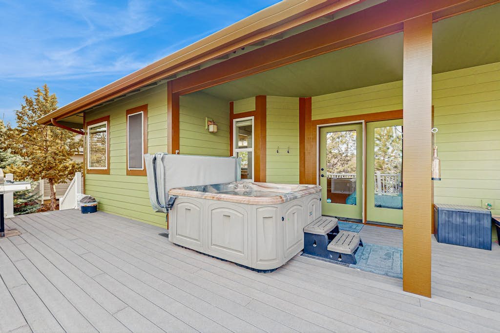 Cozy home with gas fireplace, private hot tub, & gas grill - in great neighborhood