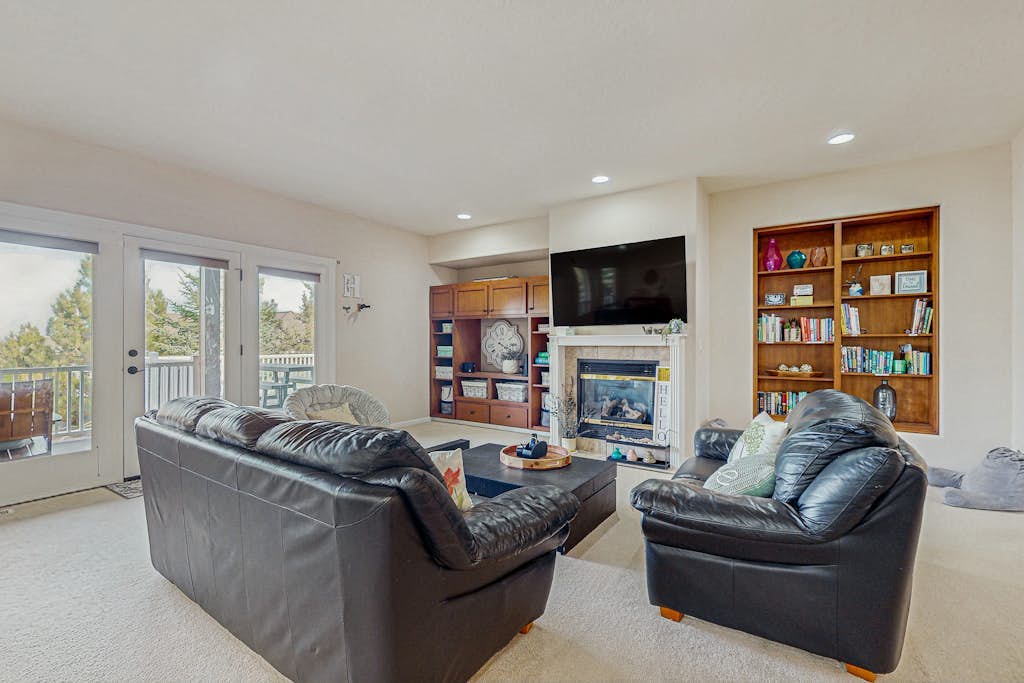 Cozy home with gas fireplace, private hot tub, & gas grill - in great neighborhood
