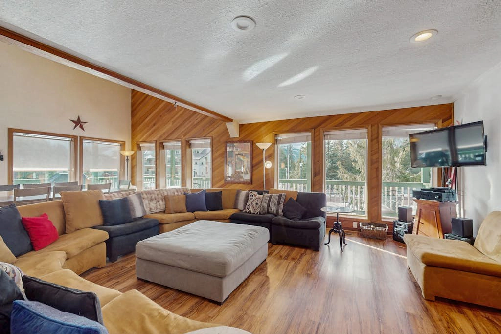 Spacious and bright Mt Hood lodge home with private hot tub - near skibowl