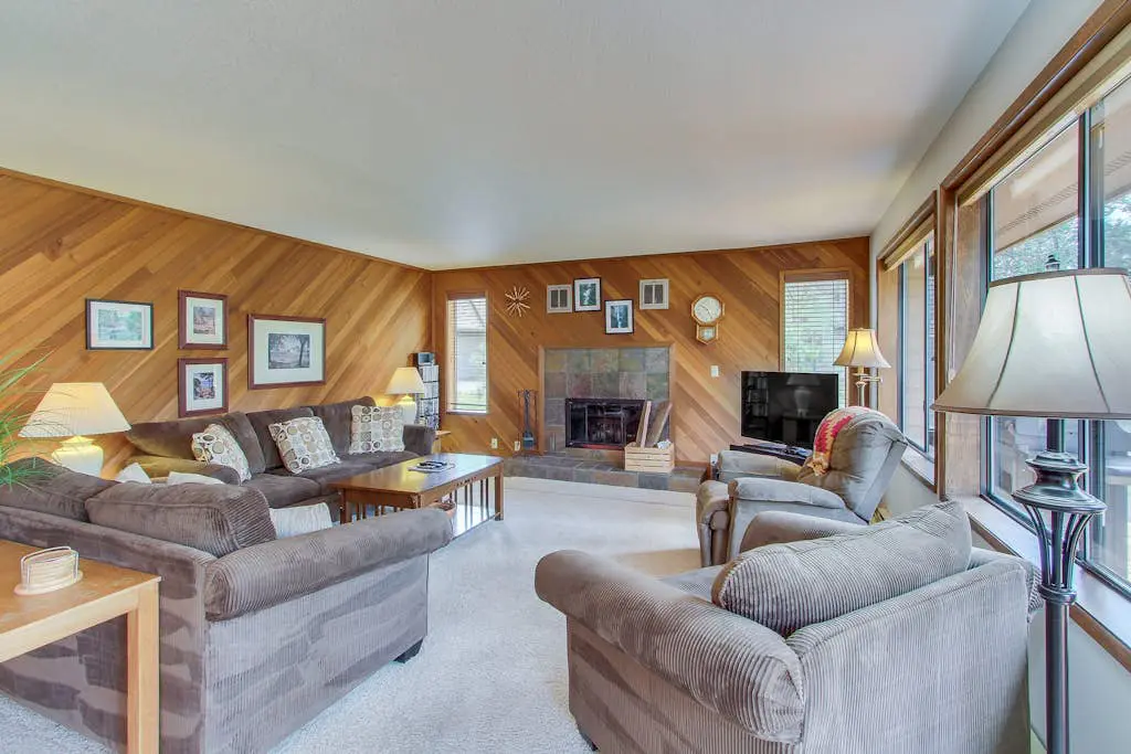 Cabin with Private Hot Tub Near the Deschutes River - Free SHARC access
