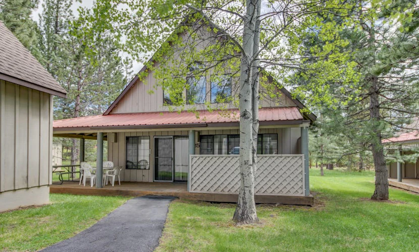 Newly renovated home with private hot tub, deck, & SHARC passes