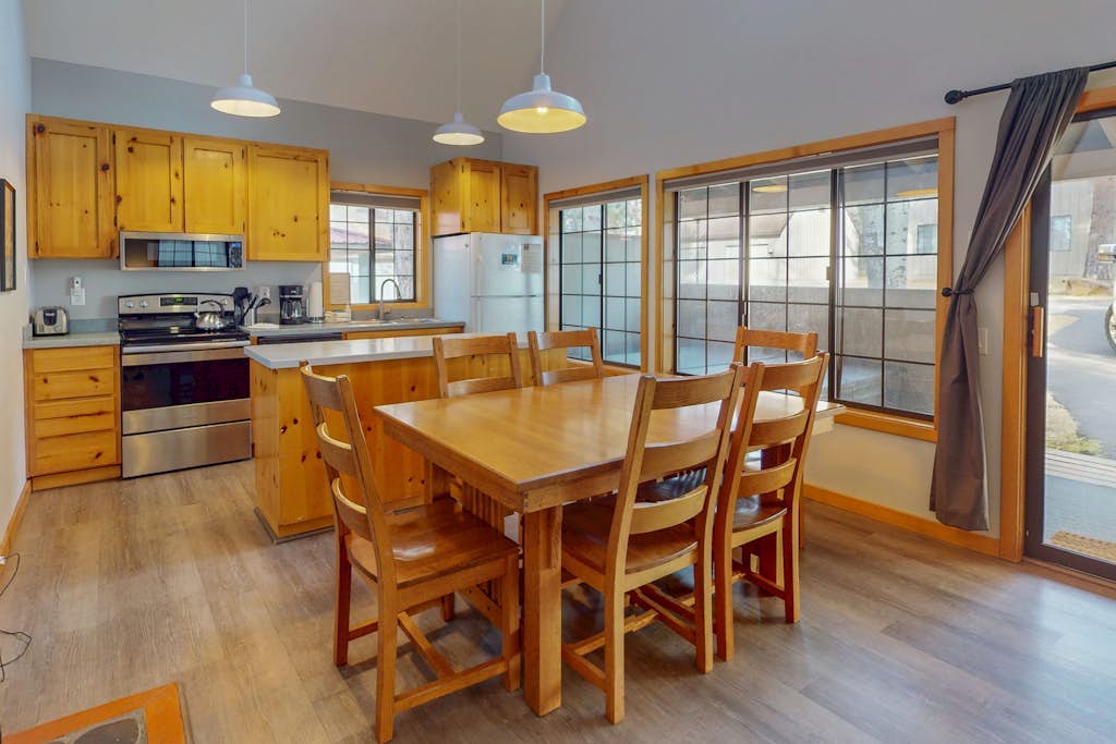 Newly renovated home with private hot tub, deck, & SHARC passes