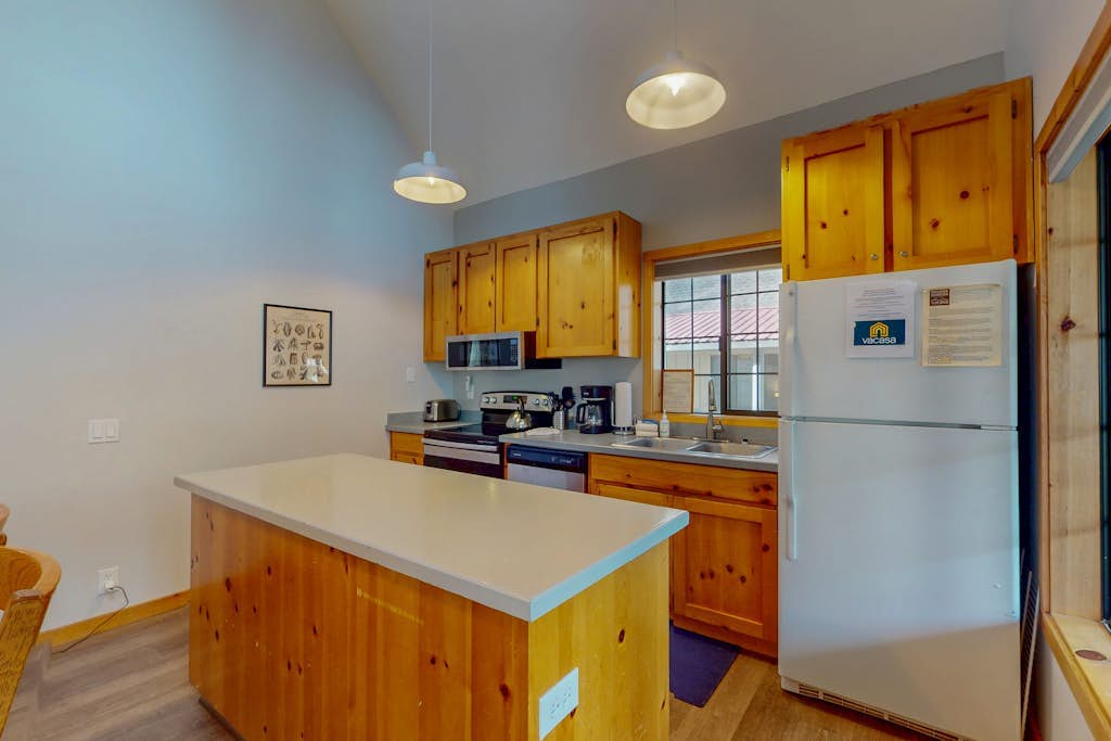Newly renovated home with private hot tub, deck, & SHARC passes