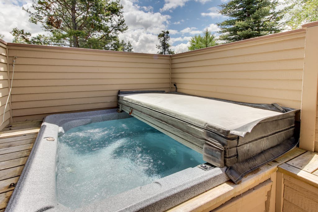 Inviting Sunriver Home with Golf Course Views and a Private Hot Tub - SHARC Access