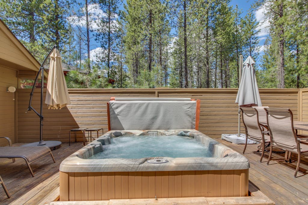 Woodsy Cabin with Private Hot Tub, Game Tables & 8 SHARC Passes - Dogs OK