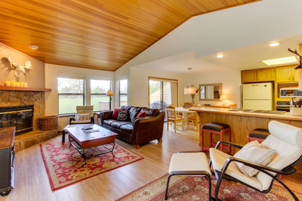 Updated Townhome with Golf Course Views & Private Hot Tub, 8 SHARC Passes