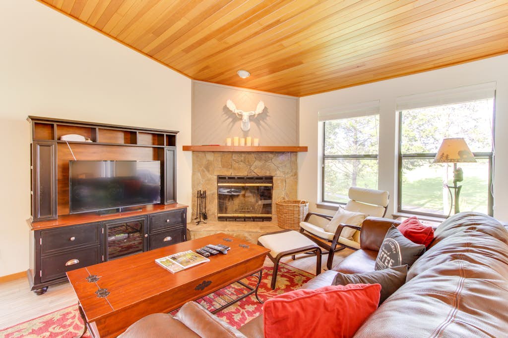 Updated Townhome with Golf Course Views & Private Hot Tub, 8 SHARC Passes