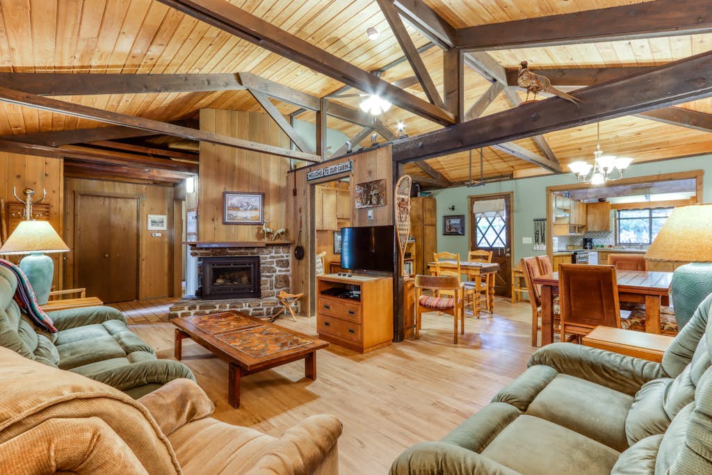 Dog-Friendly Cabin Close to the Village - SHARC Passes Included