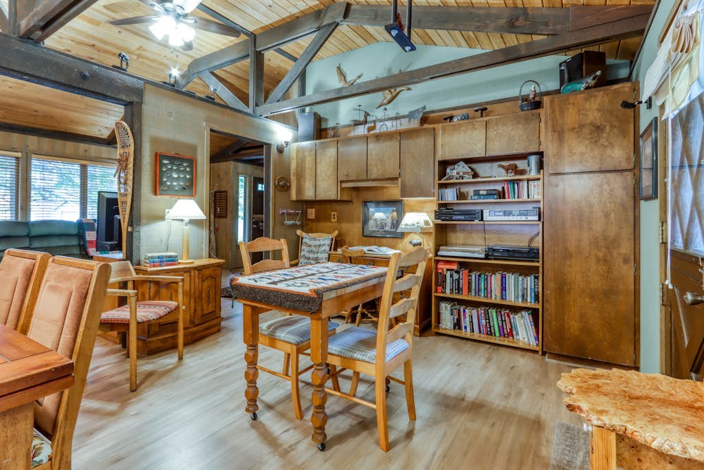 Dog-Friendly Cabin Close to the Village - SHARC Passes Included