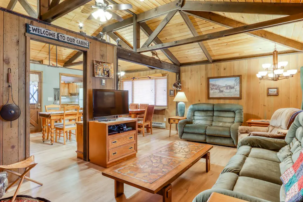 Dog-Friendly Cabin Close to the Village - SHARC Passes Included