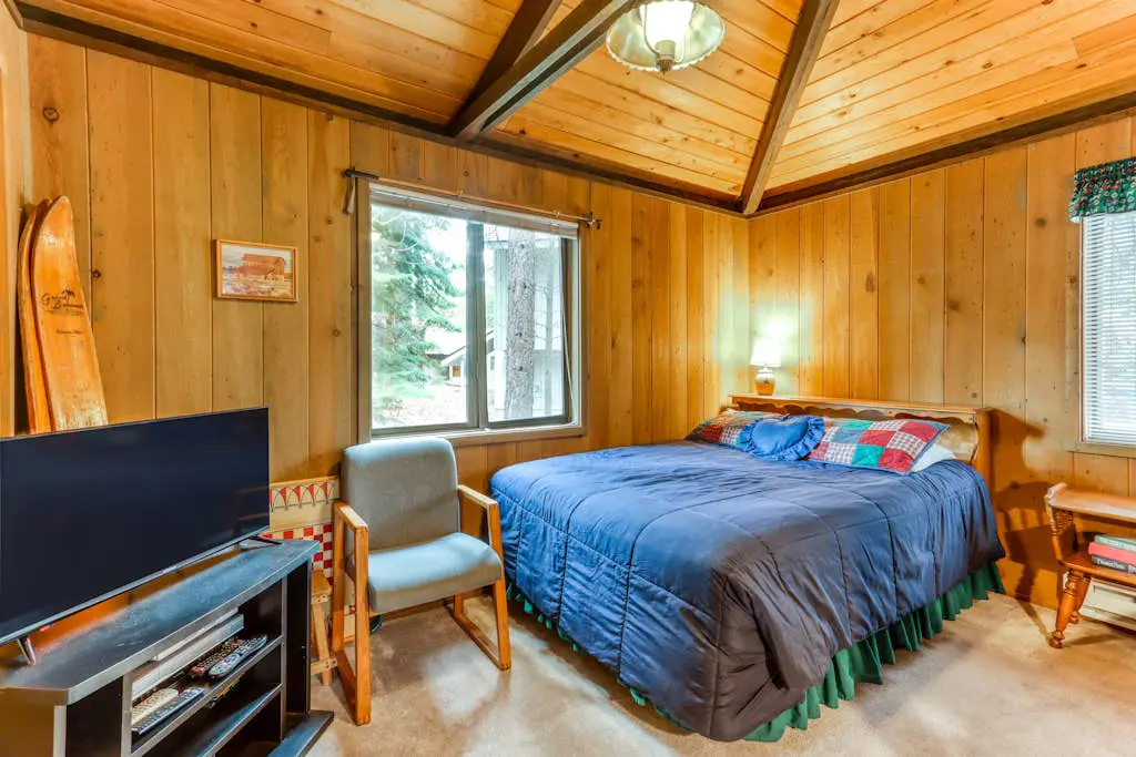 Dog-Friendly Cabin Close to the Village - SHARC Passes Included