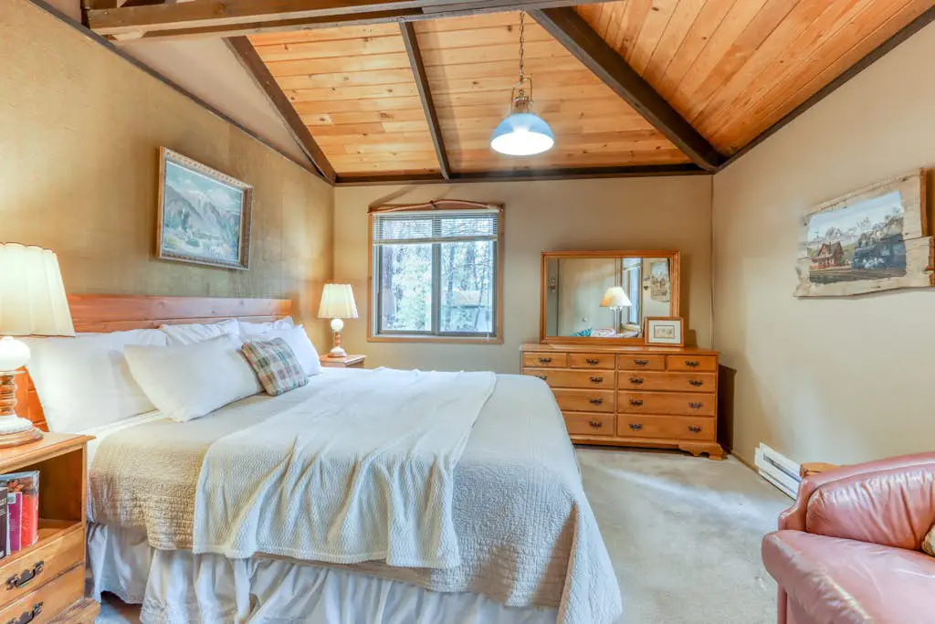 Dog-Friendly Cabin Close to the Village - SHARC Passes Included