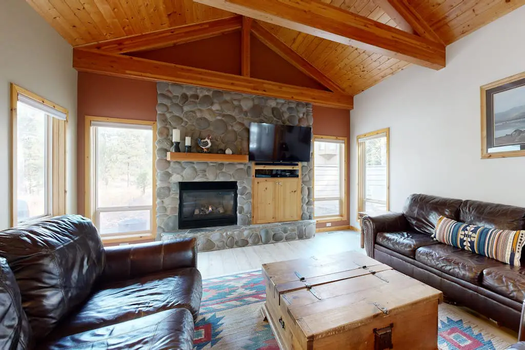 Dog-friendly destination with pool, private hot tub, fireplace & SHARC passes