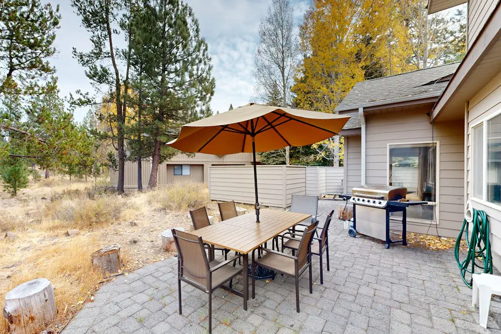 Dog-friendly destination with pool, private hot tub, fireplace & SHARC passes