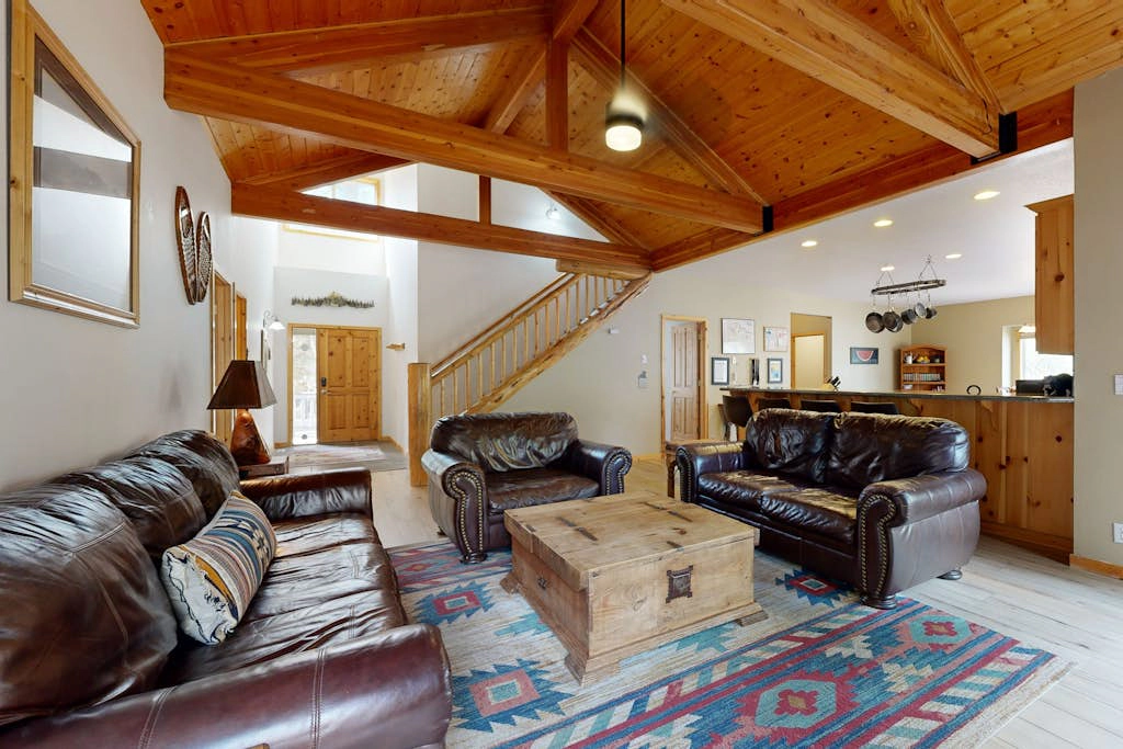 Dog-friendly destination with pool, private hot tub, fireplace & SHARC passes