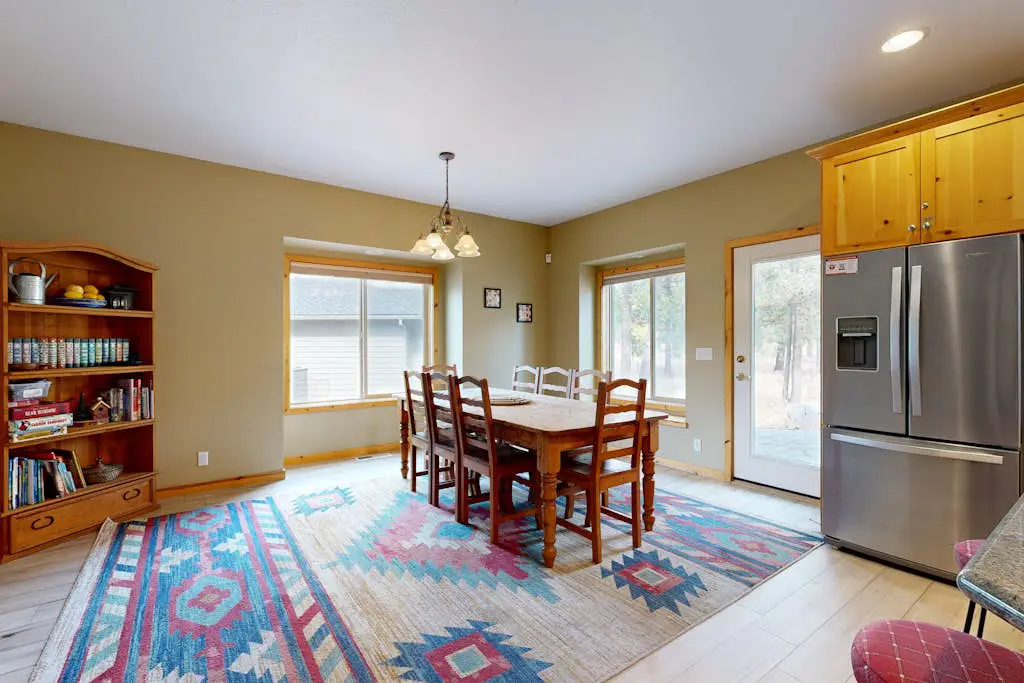 Dog-friendly destination with pool, private hot tub, fireplace & SHARC passes