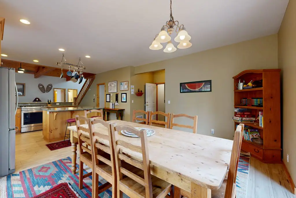 Dog-friendly destination with pool, private hot tub, fireplace & SHARC passes