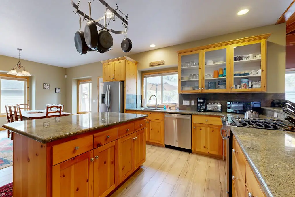 Dog-friendly destination with pool, private hot tub, fireplace & SHARC passes