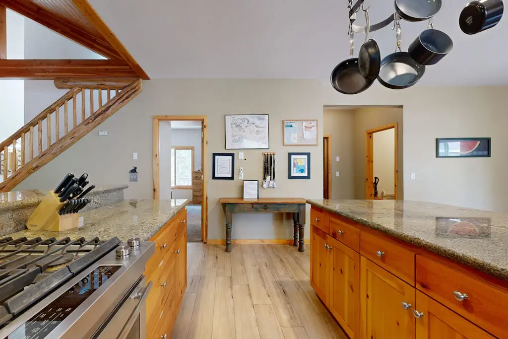 Dog-friendly destination with pool, private hot tub, fireplace & SHARC passes