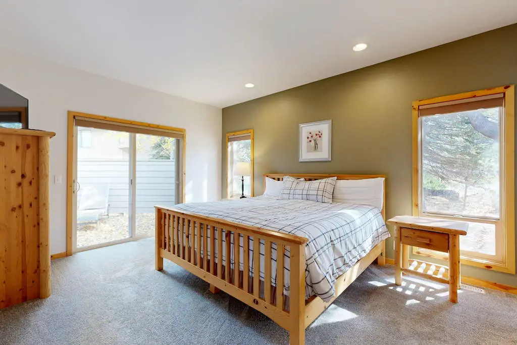 Dog-friendly destination with pool, private hot tub, fireplace & SHARC passes