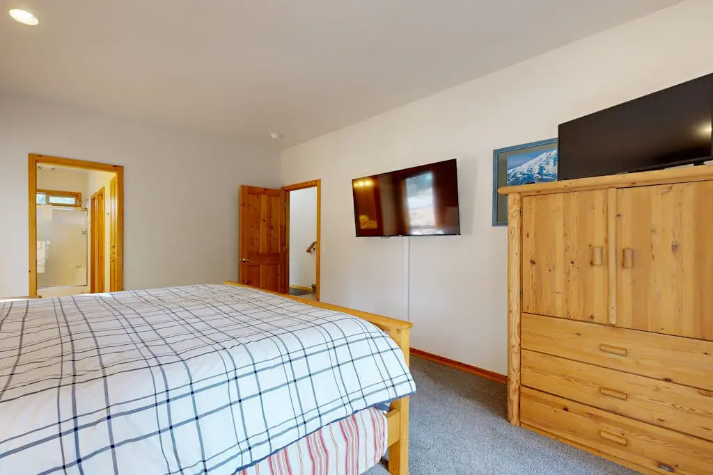Dog-friendly destination with pool, private hot tub, fireplace & SHARC passes