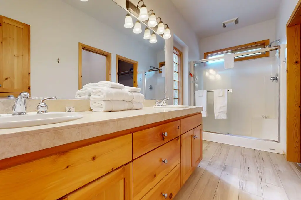 Dog-friendly destination with pool, private hot tub, fireplace & SHARC passes