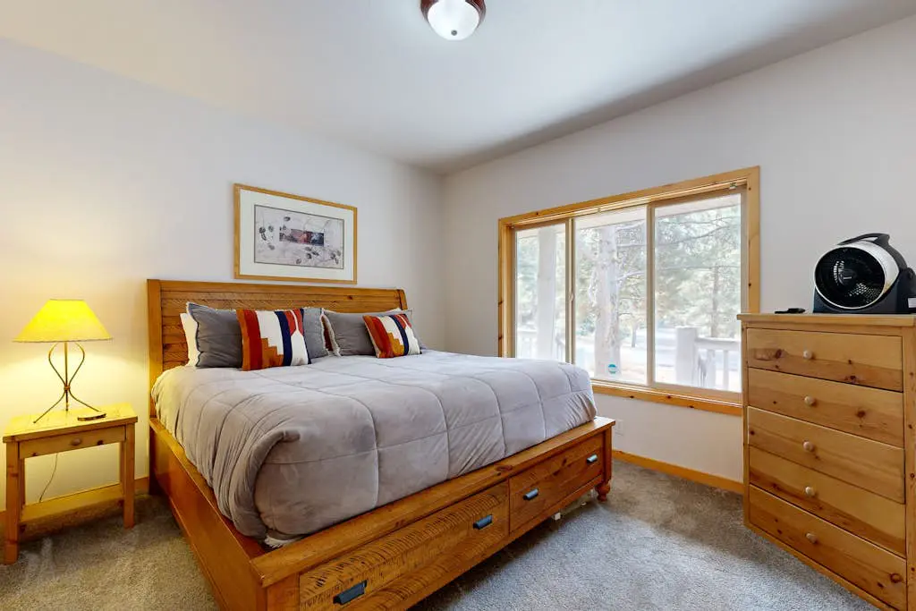 Dog-friendly destination with pool, private hot tub, fireplace & SHARC passes