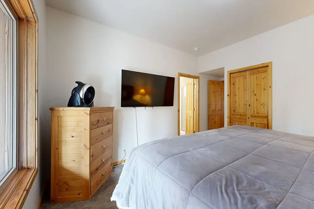 Dog-friendly destination with pool, private hot tub, fireplace & SHARC passes