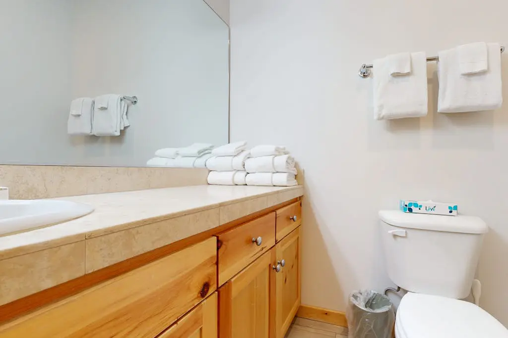 Dog-friendly destination with pool, private hot tub, fireplace & SHARC passes
