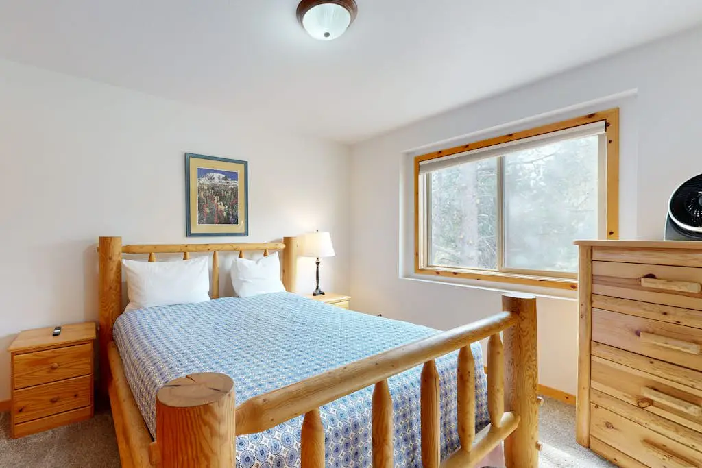 Dog-friendly destination with pool, private hot tub, fireplace & SHARC passes