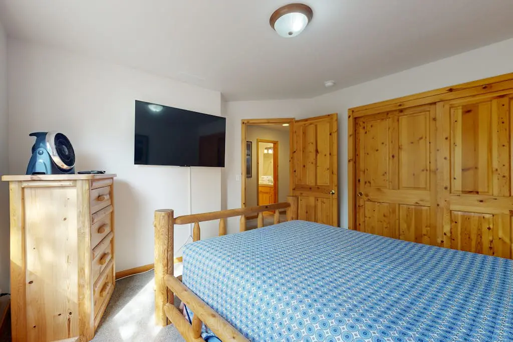 Dog-friendly destination with pool, private hot tub, fireplace & SHARC passes