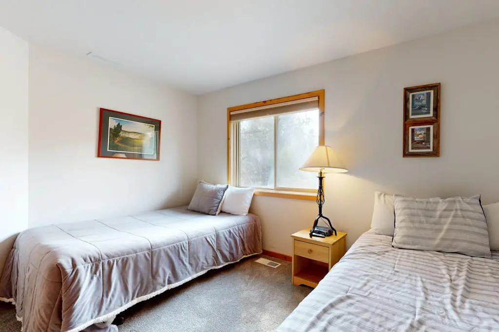 Dog-friendly destination with pool, private hot tub, fireplace & SHARC passes