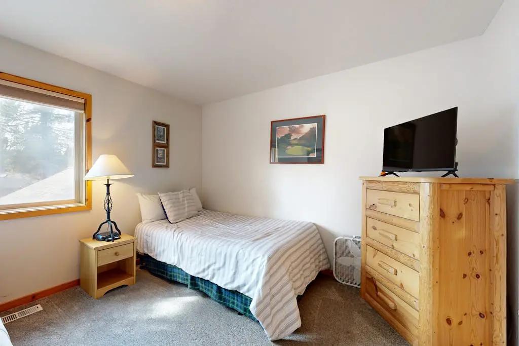 Dog-friendly destination with pool, private hot tub, fireplace & SHARC passes
