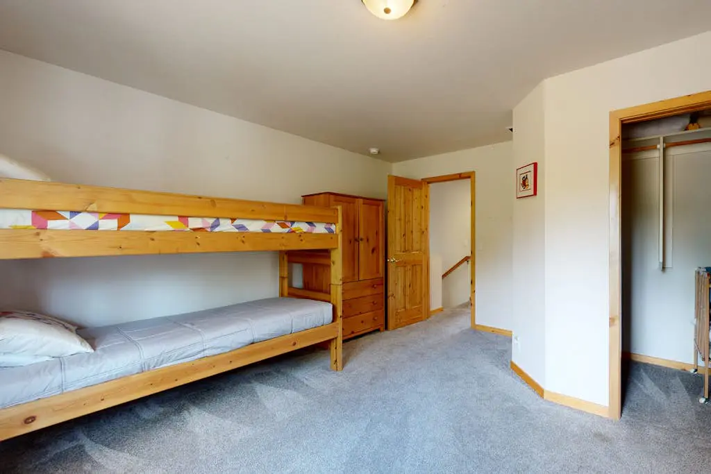 Dog-friendly destination with pool, private hot tub, fireplace & SHARC passes