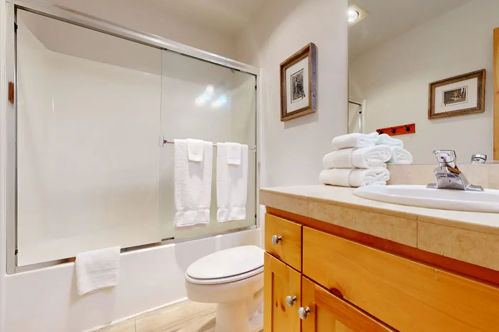 Dog-friendly destination with pool, private hot tub, fireplace & SHARC passes