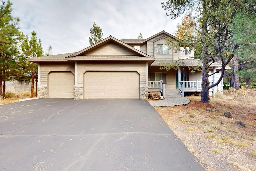 Dog-friendly destination with pool, private hot tub, fireplace & SHARC passes