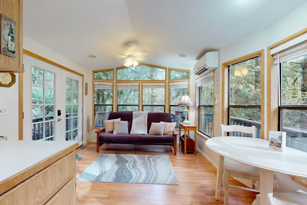 Dog-friendly cabin near beach with private hot tub, grill, patio, streaming, AC