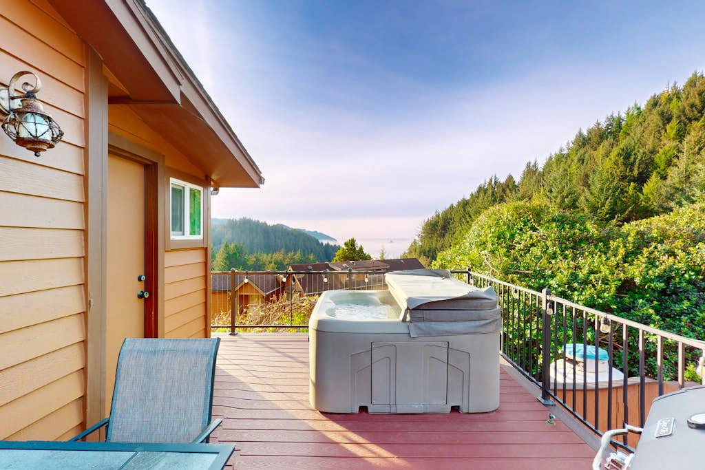 Private cabin close to trails with hot tub, grill, and dazzling ocean views