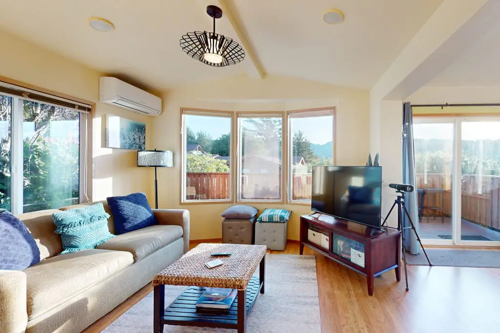Private cabin close to trails with hot tub, grill, and dazzling ocean views