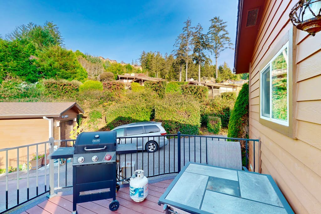 Private cabin close to trails with hot tub, grill, and dazzling ocean views
