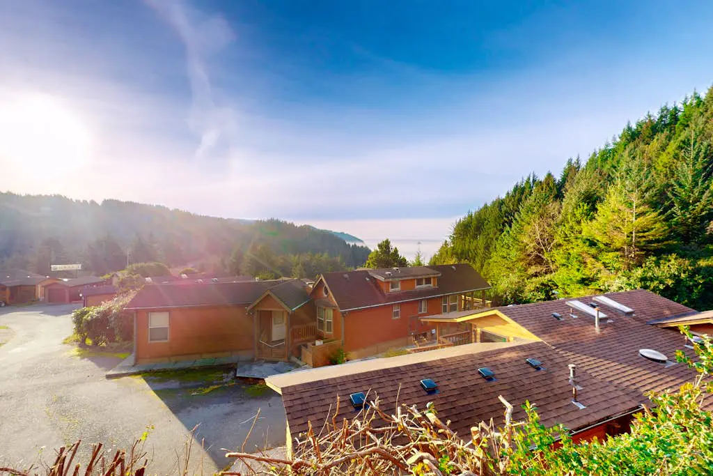 Private cabin close to trails with hot tub, grill, and dazzling ocean views