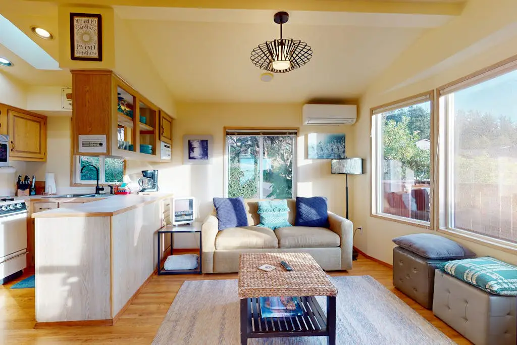 Private cabin close to trails with hot tub, grill, and dazzling ocean views