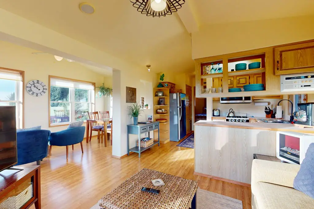 Private cabin close to trails with hot tub, grill, and dazzling ocean views