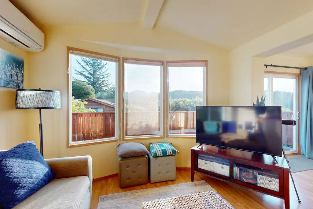 Private cabin close to trails with hot tub, grill, and dazzling ocean views